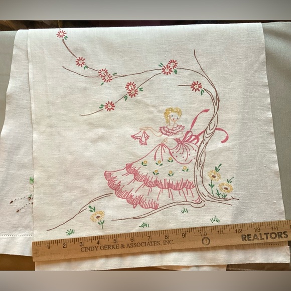 Sweet vintage table runner, approx 38” x 14.5” - Picture 8 of 9